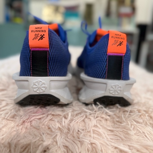 Nike Men's Interact FlyKnit Running Shoes.   (Size 10.5) - Picture 6 of 8